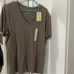 Clearance shirt I bought for my mom, she doesn’t like it.